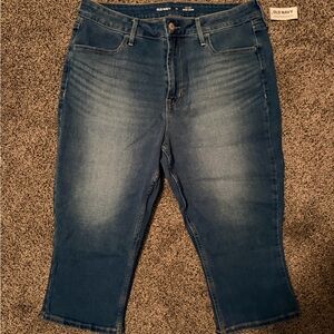 Old Navy WOW High-Rise Capri Jeans in Dark Blue Wash